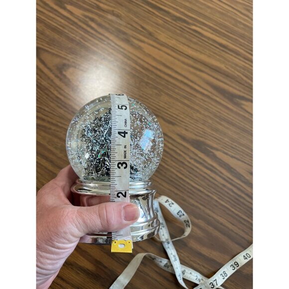 Nativity musical snow globe on silver tone base - Picture 5 of 6